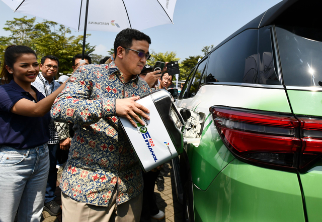 SVPTechnology & Innovation Pertamina, Oki Muraza melakukan pengisian secara simbolis bahan bakar Bioethanol pada acara Pengisian Perdana Bioethanol Sorgum Pertamina & Toyota yang diselenggarakan di ICE BSD, Tangerang pada Rabu (24/7/2024). Foto: Dok. Pertamina