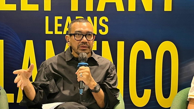 Staf Khusus III Menteri BUMN, Arya Mahendra Sinulingga, saat konferensi pers peluncuran buku Elephant Learns Flamenco, Rabu (24/7/2024). Foto: Fariza/kumparan