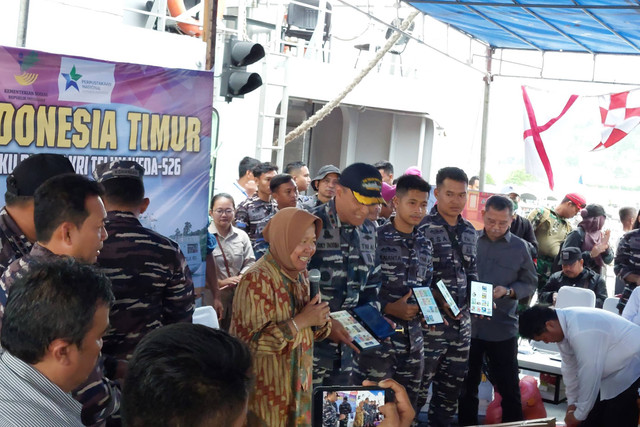 Mensos Tri Rismaharini saat meresmikan perpustakaan di KRI Teluk Weda, Rabu (24/7/2024). Foto: Fachrul Irwinsyah/kumparan