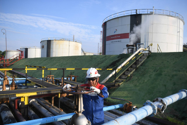 Perwira memeriksa kran air terproduksi di Pusat Pengumpul Produksi (PPP) Pertamina EP Prabumulih Field, Sumatera Selatan. Foto: Akbar Nugroho Gumay/ANTARA FOTO