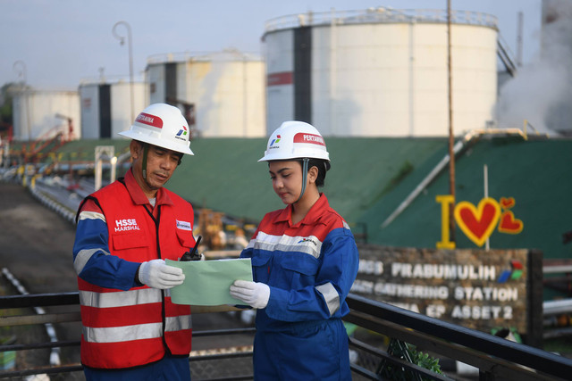 Perwira memeriksa daftar kelengkapan aspek keselamatan di Pusat Pengumpul Produksi (PPP) Pertamina EP Prabumulih Field, Sumatera Selatan. Foto: Akbar Nugroho Gumay/ANTARA FOTO