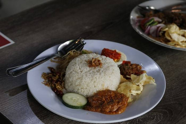 Kuliner Malam Alun-Alun Malang (Foto hanya ilustrasi, bukan lokasi sebenarnya) Sumber: unsplash/ Aldrin Rachman Pradana