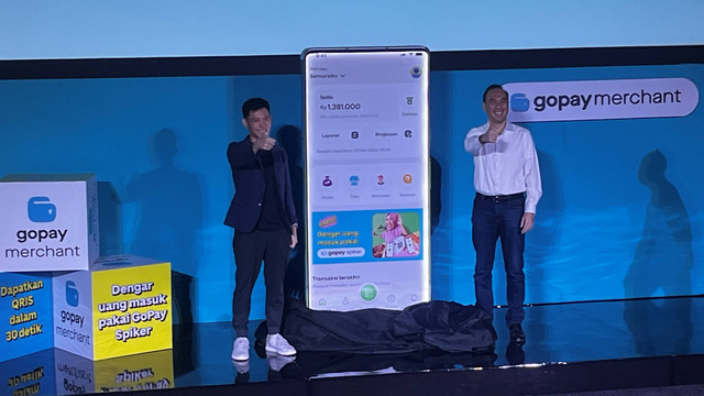 Chief Operating Officer (COO) GoTo Hans Patuwo dan 
Group Head of Merchant Services GoTo Financial Haryanto Tanjo berpose saat Konferensi Pers Peluncuran Aplikasi Gopay Merchant di Kantor GoTo, Jakarta Selatan, Kamis (25/7/2024). Foto: Widya Islamiati/kumparan