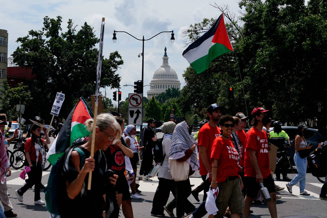 Pengunjuk rasa yang tergabung dalam pro Palestina melakukan protes saat Perdana Menteri Israel Benjamin Netanyahu menghadiri pertemuan kongres gabungan di Washington, Amerika Serikat, Rabu (24/7/2024).     Foto: Nathan Howard/REUTERS