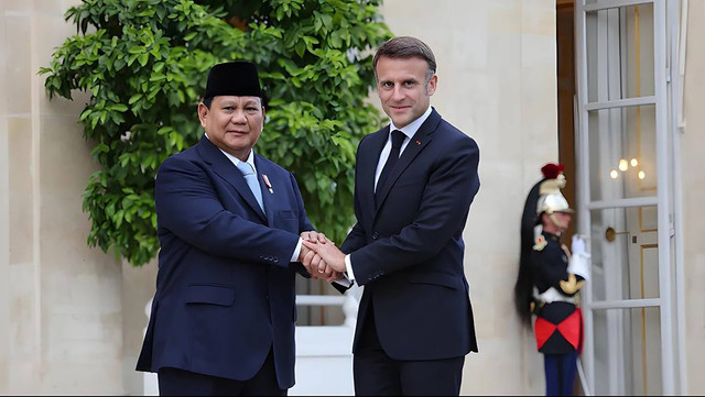 Prabowo Subianto berjabat tangan dengan Presiden Prancis Emmanuel Macron setibanya di Prancis, Rabu (24/7/2024). Foto: Instagram/ @kemenhanri