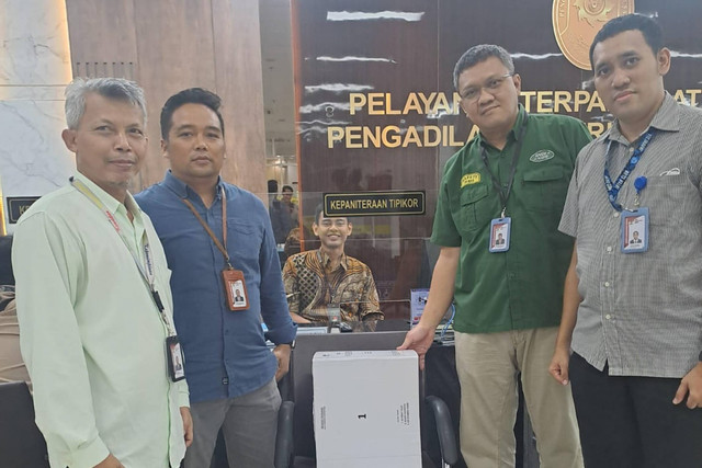 Jaksa KPK melimpahkan surat dakwaan dan berkas perkara kasus dugaan pungli rutan KPK ke PN Tipikor Jakarta.  Foto: Dok. Istimewa
