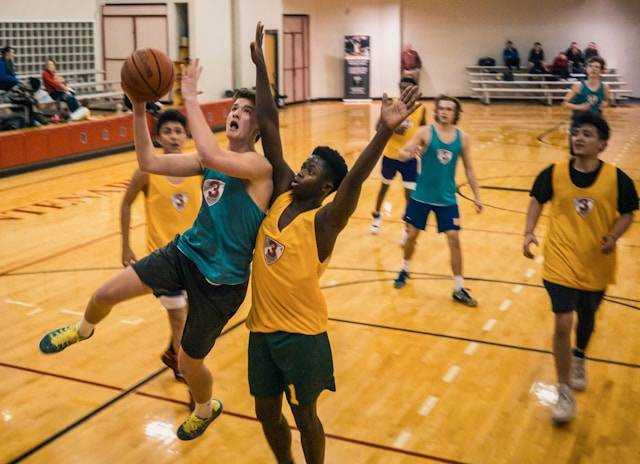 Ilustrasi lama permainan bola basket ditentukan dengan menggunakan. Sumber: Unsplash/Nik Shuliahin ๐๐