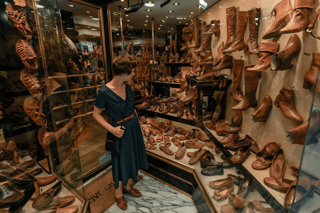 Toko Sepatu di Jalan Braga Bandung. Foto hanya ilustrasi bukan tempat sebenarnya. Sumber foto: Unplash/Clay Banks