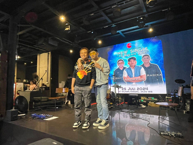 Dodhy Kangen Band dan Andrean dalam konferensi pers perilisan lagu 15 Bulan Juni di Kemang, Jakarta Selatan, Kamis (25/7). Foto: Vincentius Mario/kumparan