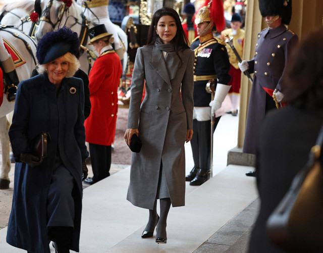 Ibu Negara Korea Selatan Kim Keon Hee tiba bersama Ratu Inggris Camilla di Istana Buckingham di pusat kota London pada 21 November 2023. Foto: Daniel LEAL / POOL / AFP