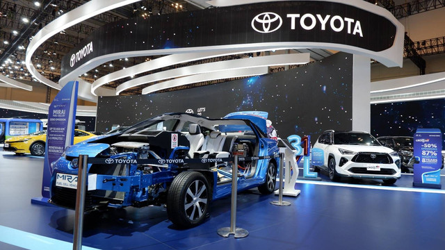 Mobil FCEV Toyota Mirai cut body dan kendaraan elektrifikasi Toyota di GIIAS 2024.  Foto: Aditya Pratama Niagara/kumparan