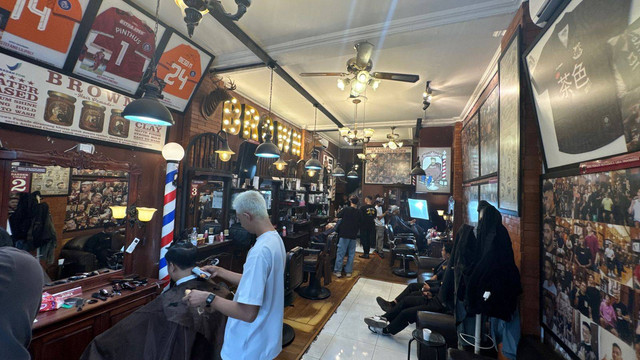 The Barber Brown dipenuhi foto-foto dan jersey pemain sepak bola yang pernah berkunjung. Foto: Muhammad Hafiq/Pandangan Jogja
