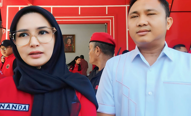 Nanda Indira dan Antonius Muhammad Ali telah resmi ditunjuk sebagai Bakal Calon Bupati (Bacabup) dan Bakal Calon Wakil Bupati (Bacawabup) di kantor DPD PDIP Lampung | Foto : Eka Febriani / Lampung Geh