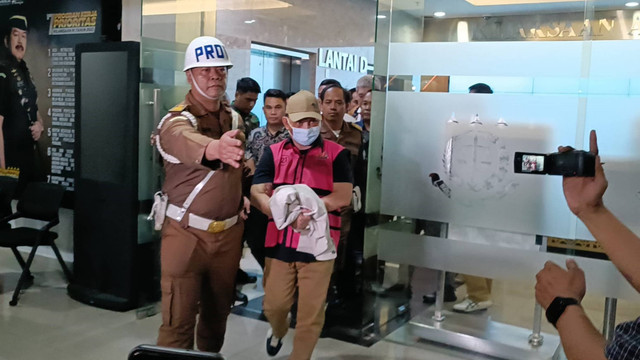 Anggota DPR RI Komisi II Fraksi Partai NasDem, Ujang Iskandar ditetapkan tersangka oleh Kejaksaan Agung RI, Jakarta Selatan, Jumat (26/7/2024). Foto: Fadlan Nuril Fahmi/kumparan