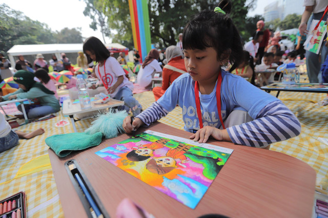 Sejumlah anak mengikuti lomba mewarnai di acara Festival Hari Anak 2024 di Jakarta, Sabtu (27/7). Foto: Jamal Ramadhan/kumparan