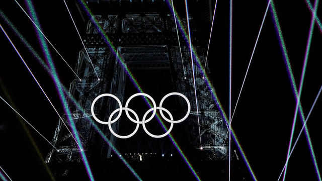 Penyanyi Celine Dion membawakan lagunya saat tampil di Menara Eiffel dalam pembukaan Olimpiade Paris 2024 di Paris, Prancis, Jumat (26/7/2024). Foto: Olympic Broadcasting Services via AP