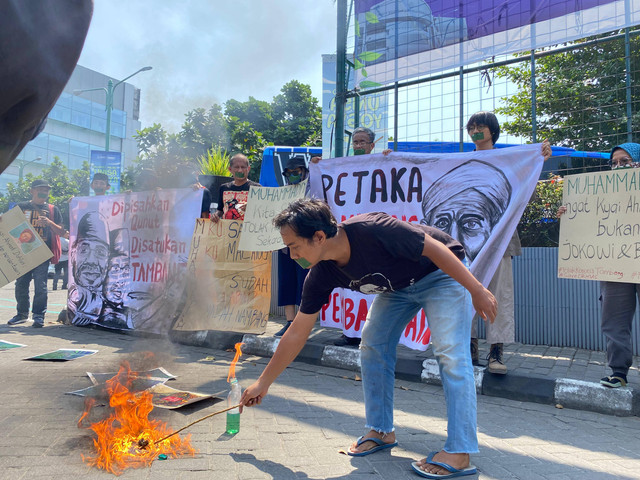 Aksi salah seorang peserta demo membakar KTA Muhammadiyah, Sabtu (27/7). Foto: Resti Damayanti/Pandangan Jogja