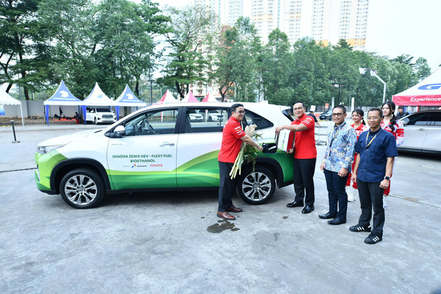 Komisaris Utama Pertamina, Simon Aloysius Mantiri (kedua dari kiri) didampingi SVP Research & Technology Innovation Pertamina, Persero Oki Muraza (kiri) dan Manajemen Toyota melakukan pengisian Bioethanol Sorgum Pertamina & Toyota yang diadakan di ICE BSD, Jumat (26/7/2024). Foto: Dok. Pertamina