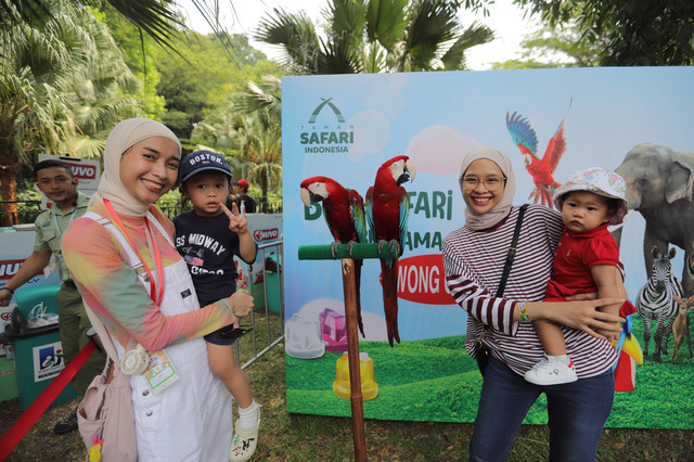 Pengunjung foto bersama saat mengunjungi area Taman Safari di Festival Hari Anak 2024 di Jakarta, Sabtu (27/7). Foto: Jamal Ramadhan/kumparan