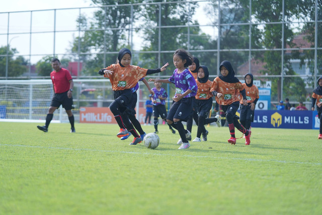 Tim sepakbola putri Sekolah Dasar dan Madrasah Ibtidaiyah Solo KU 12 mengikuti pertandingan MilkLife Soccer Challenge Solo Series 1 2024 di Lapangan Kota Barat. Foto: Aji Nugrahanto/kumparan
