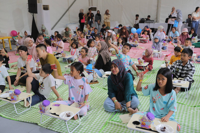Sejumlah anak mengikuti kegiatan workshop MyJelly di Festival Hari Anak 2024 di Jakarta, Sabtu (27/7). Foto: Jamal Ramadhan/kumparan
