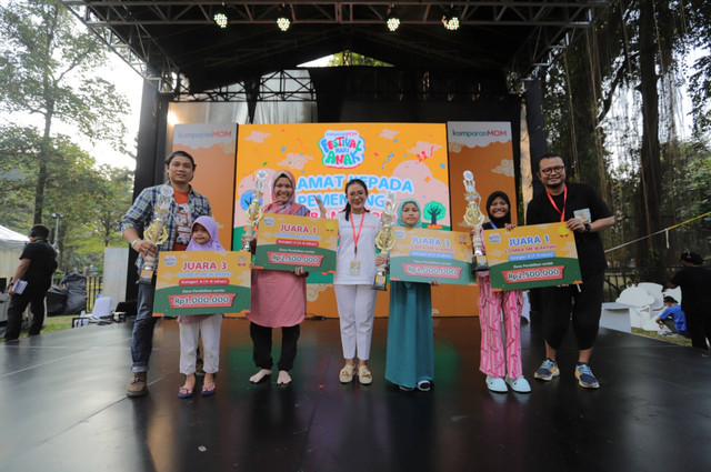 Suasana penyerahan piala lomba mewarnai di Festival Hari Anak 2024 di Jakarta, Sabtu (27/7). Foto: Jamal Ramadhan/kumparan