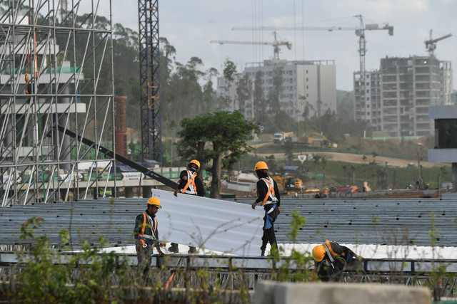 Pekerja memasang tenda untuk upacara HUT RI di Lapangan Upacara Istana Kepresidenan IKN, Penajam Paser Utara, Kalimantan Timur, Sabtu (27/7/2024). Foto: Hafidz Mubarak A/Antara Foto 