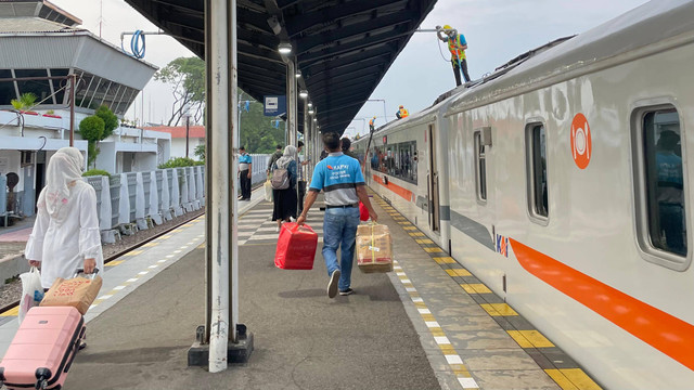 Ilustrasi Peron Stasiun Kereta Api. Foto: Dokumentasi Penulis