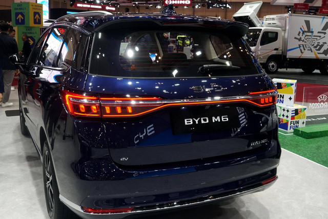 BYD M6 yang dipamerkan di GIIAS 2024. Foto: Fitra Andrianto/kumparan
