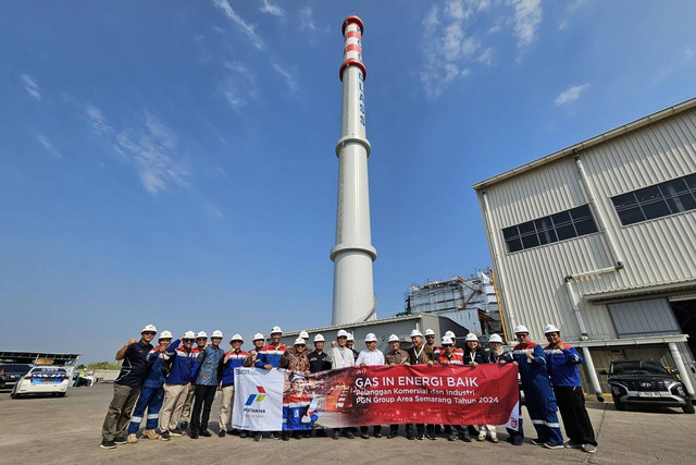 Menteri ESDM Arifin Tasrif dan Kepala SKK Migas Dwi Soetjipto meresmikan penyaluran perdana gas bumi ke PT KCC Glass Indonesia di Kawasan Industri Terpadu Batang (KITB), Jumat (26/7/2024). Foto: PGN
