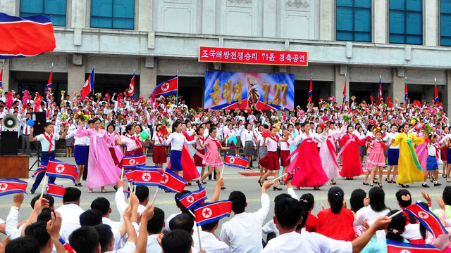 Warga menghadiri pertunjukan budaya dalam rangka peringatan 71 tahun gencatan senjata Perang Korea di Pyongyang, Korea Utara, Sabtu (27/7/2024). Foto: KCNA/via REUTERS