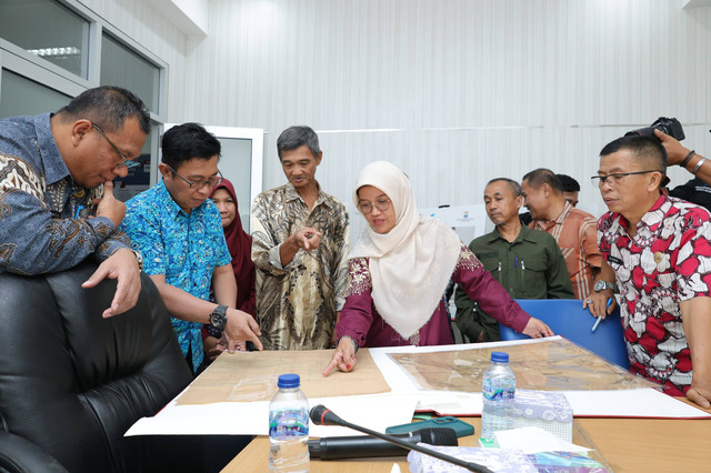 Tim peneliti dari Badan Perpustakaan Nasional saat menerjemahkan naskah kuno di Palembang. (ist)