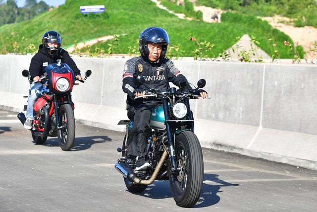 Presiden Joko Widodo mengendarai motor saat tiba untuk meresmikan jembatan Pulau Balang, Kabupaten Penajam Paser Utara, Minggu (28/7/2024). Foto: Muchlis Jr/Biro Pers Sekretariat Presiden