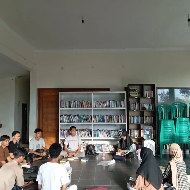 Para peserta kelas menulis di Perpustakaan Lembah Hijau belajar secara rutin tiap akhir pekan (Dok. Pribadi)