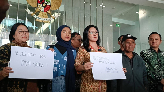Anggota DPR RI Komisi VI Fraksi Partai PDIP, Rieke Diah Pitaloka bersama Kuasa Hukum keluarga Dini Sera Afrianti dan keluarga korban usai melapor ke Komisi Yudisial, Kramat Raya, Jakarta Pusat, Senin (29/7/2024). Foto: Fadlan Nuril Fahmi/kumparan