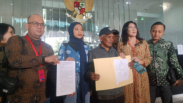 Anggota DPR RI Komisi VI Fraksi Partai PDIP, Rieke Diah Pitaloka bersama Kuasa Hukum keluarga Dini Sera Afrianti dan keluarga korban usai melapor ke Komisi Yudisial, Kramat Raya, Jakarta Pusat, Senin (29/7/2024). Foto: Fadlan Nuril Fahmi/kumparan