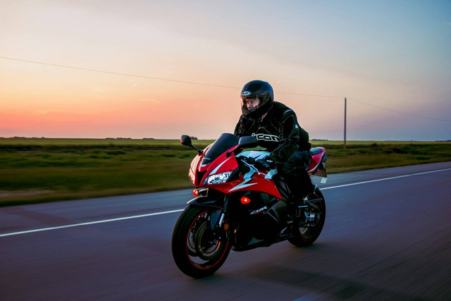 Ilustrasi mengendarai sepeda motor. Foto: Unsplash