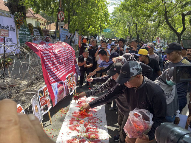 Puluhan massa menggelar demo di depan PN Surabaya tuntut keadilan Dini Sera Afrianti, korban dugaan penganiayaan hingga meninggal dunia oleh Gregorius Ronald Tannur, Senin (29/7/2024). Foto: Farusma Okta Verdian/kumparan