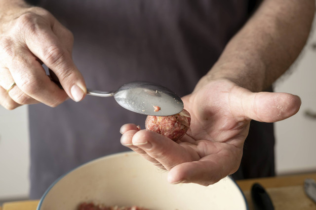 Ilustrasi membuat bakso. Foto: Maren Winter/Shutterstock