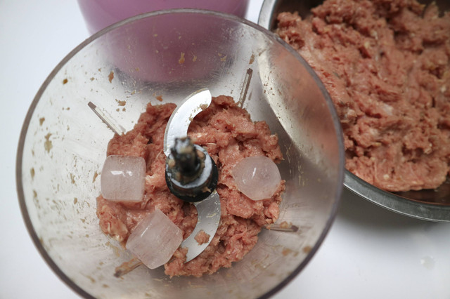 Ilustrasi mencampur es batu dalam adonan bakso. Foto: Octopus16/Shutterstock