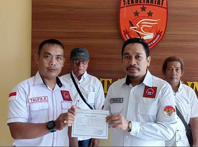Ormas Gepak Lampung ketika melaporkan Oknum Caleg DPRD Lamsel ke Polisi pada 29 April 2024 | Foto : Istimewa