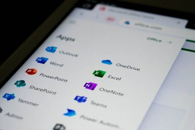 Ilustrasi Fungsi yang Digunakan untuk Mengambil Beberapa Karakter di Tengah-Tengah Data Teks. Foto: dok. Unsplash/Ed Hardie