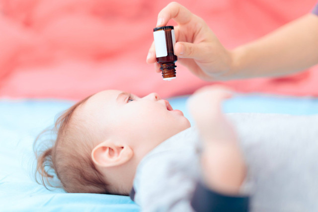 Ilustrasi bayi minum vitamin D. Foto: Shutterstock