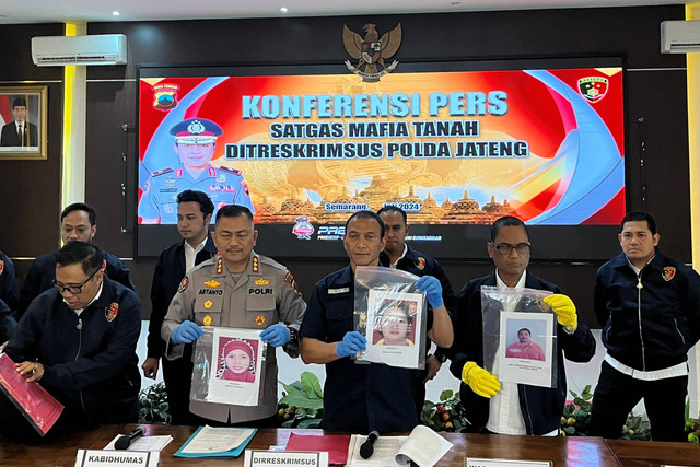 Jumpa pers kasus mafia tanah dengan korban petani di Salatiga, Senin (29/7/2024). Foto: Intan Alliva Khansa/kumparan