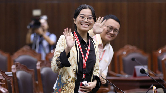 Stefanie Gloria dan Sandy Yudha Pratama Hulu selaku Pemohon Prinsipal usai mengikuti sidang panel perhatikan Permohonan uji Undang-Undang tentang Kampanye di tempat pendidikan di Ruang Sidang MK, Jakarta, Kamis (25/7/2024).  Foto: Mahkamah Konstusi RI