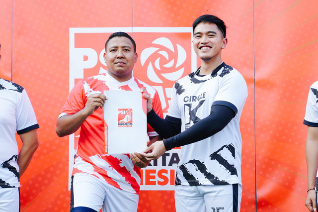 Keterangan foto: Ketua Umum PSI Kaesang Pangarep menyerahkan surat rekomendasi calon kepala daerah kepada Juventus Prima Yoris Kago, Senin (29/7/2024) sore.