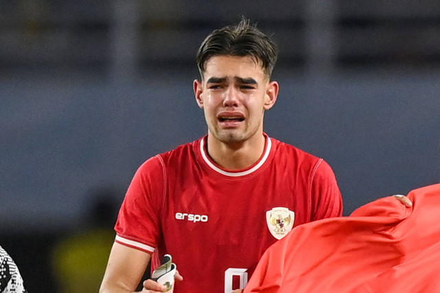 Pesepak bola Timnas Indonesia Jens Raven menangis usai berhasil mengantarkan Timnas Indonesia Juara dalam pertandingan final Piala AFF U-19 di Stadion Gelora Bung Tomo, Surabaya, Jawa Timur, Senin (30/7/2024). Foto: Sigid Kurniawan/ANTARA FOTO