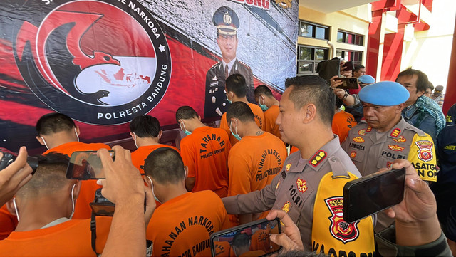 Kapolresta Bandung Kombes Pol Kusworo Wibowo mewawancarai pelaku. Dok: kumparan