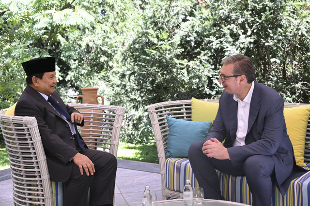 Menhan sekaligus Presiden terpilih Prabowo Subianto bertemu dengan Presiden Serbia Aleksandar Vuvic. Foto: Dok. Tim Prabowo Subianto