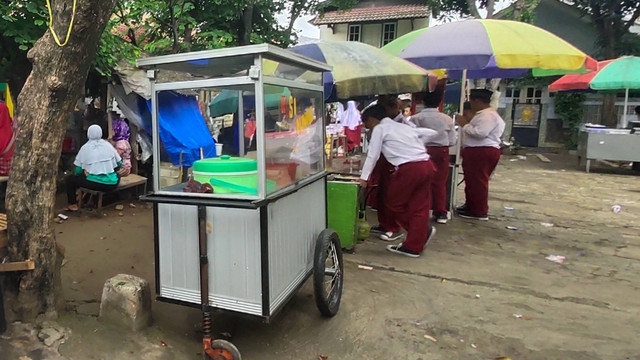 Ilustrasi jajanan di sekolah. Foto: Shutterstock
